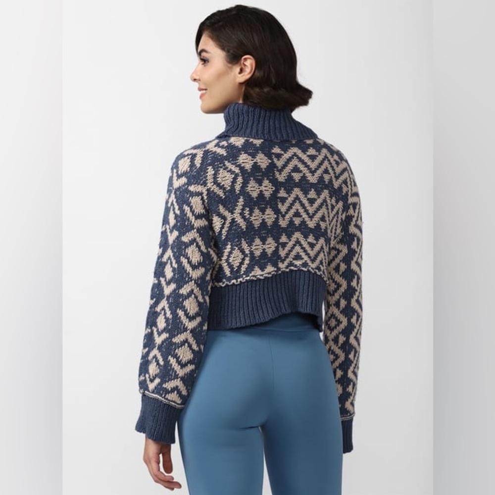 Cropped Geometric Patterned Turtleneck Sweater - image 3